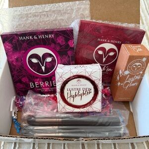 Hank & Henry Makeup Set - Berries Palette and Lustre Dew Highlighter